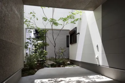 都市で自然を感じる3層の光庭住宅 サブ画像 左