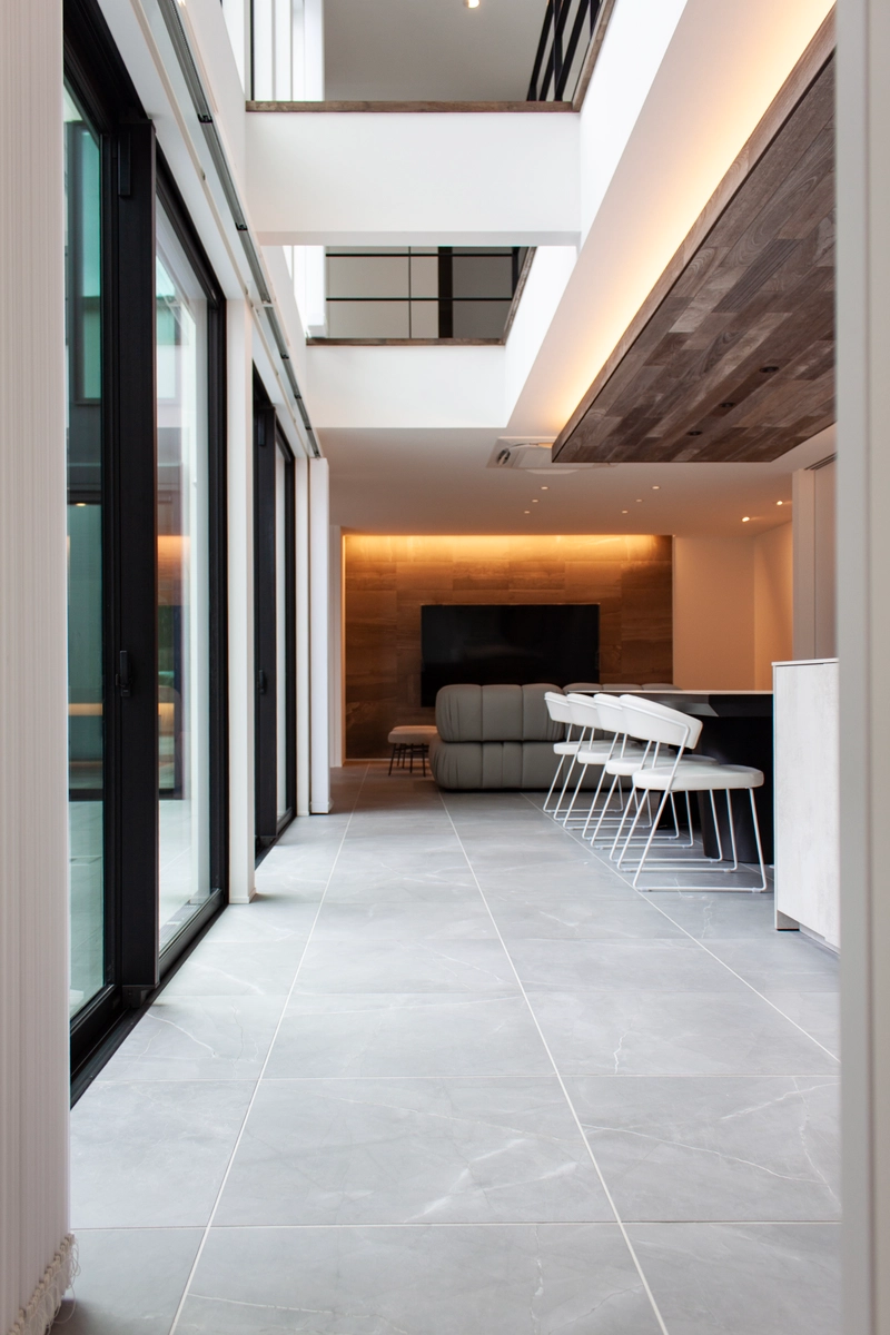 都市に溶け込むプライベートリゾートのダイニング・吹き抜け