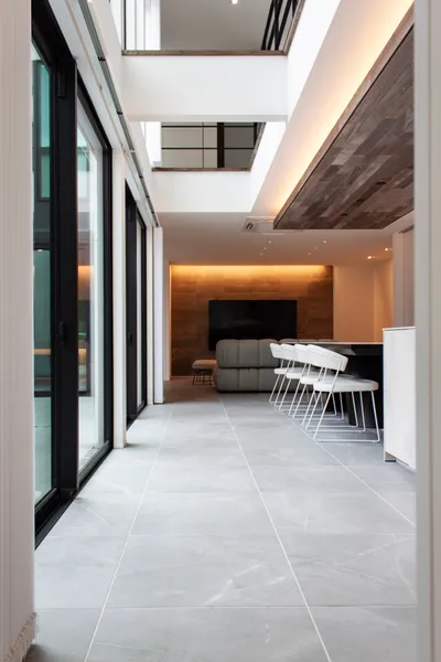 都市に溶け込むプライベートリゾートのダイニング・吹き抜け