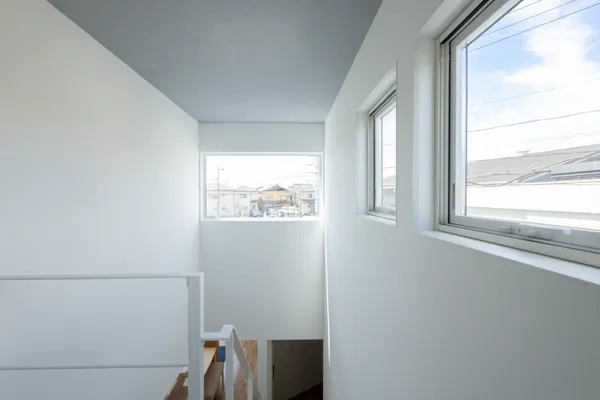 三角形の敷地もテラスで特別な空間 くの字の家の吹き抜け