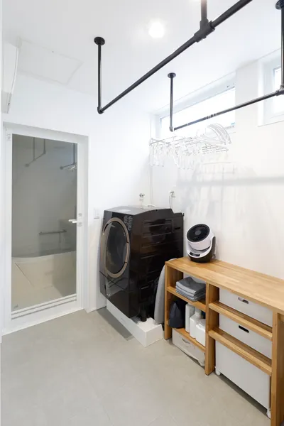 愛犬と暮らす 開放感のある美術館のような家の家事スペース