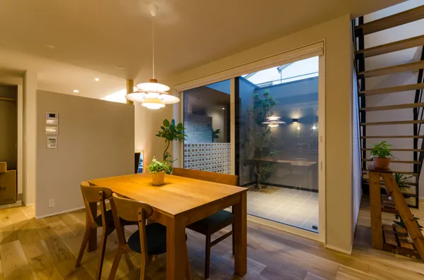 リビングから繋がるインナーバルコニーのある家のダイニング・庭・中庭