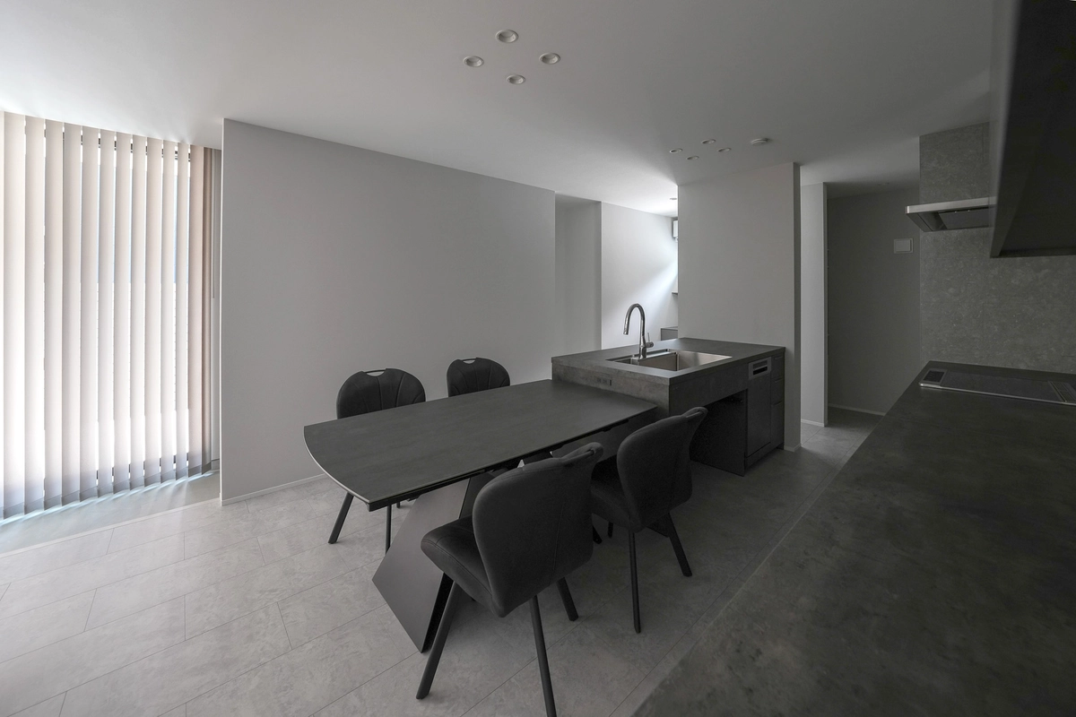 土間とテラスが続く家のダイニング・キッチン