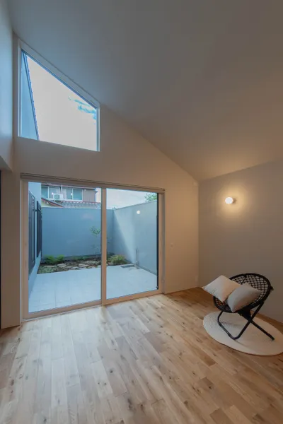 内に開く中庭の平屋のリビング