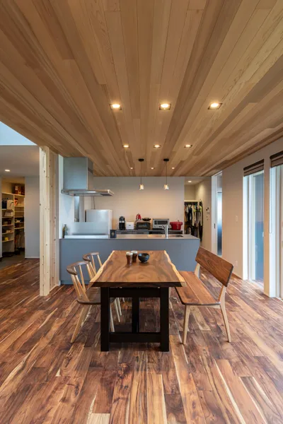 縁側で月見酒… 和のテイストをまとったくつろぎの家のダイニング・キッチン