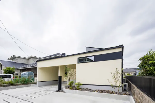 家族と景色を包み込む平屋の事例トップ画像