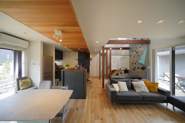 憧れの浅間山を一望できる土地で実現した 心豊かな暮らしのダイニング・吹き抜け