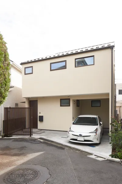 オンとオフをバランスよく形にした家の外観