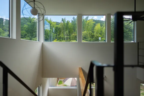 空と遊ぶ家のピクチャーウインドウ