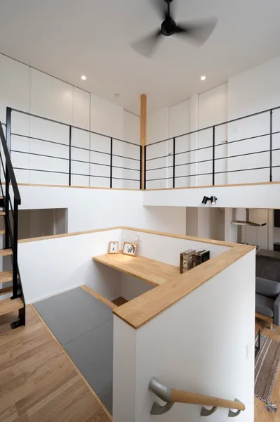 パブリックなスキップフロアのある家のワークスペース・吹き抜け