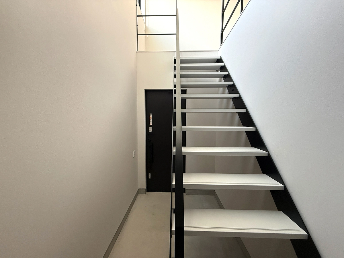 光を設計した2階リビングの家の階段