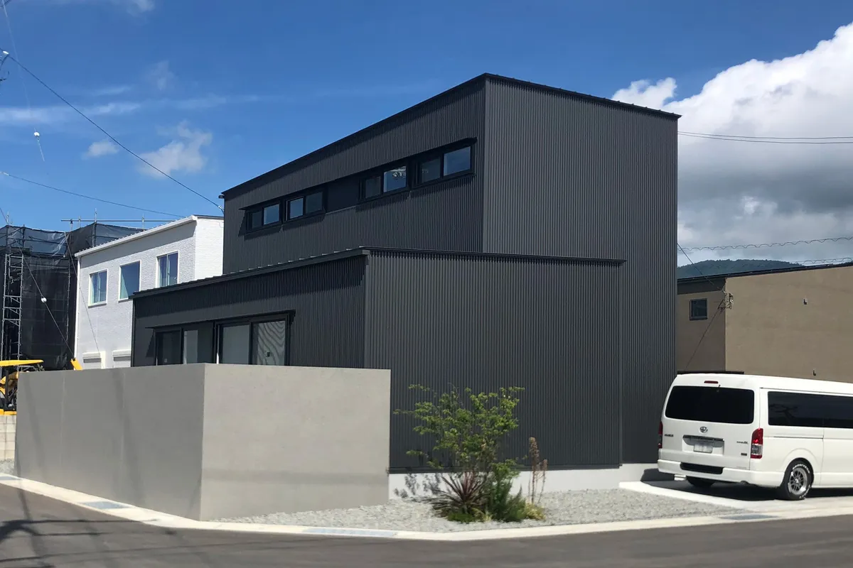 敷地を活かした いくつもの面をもつ家 実例トップ画像